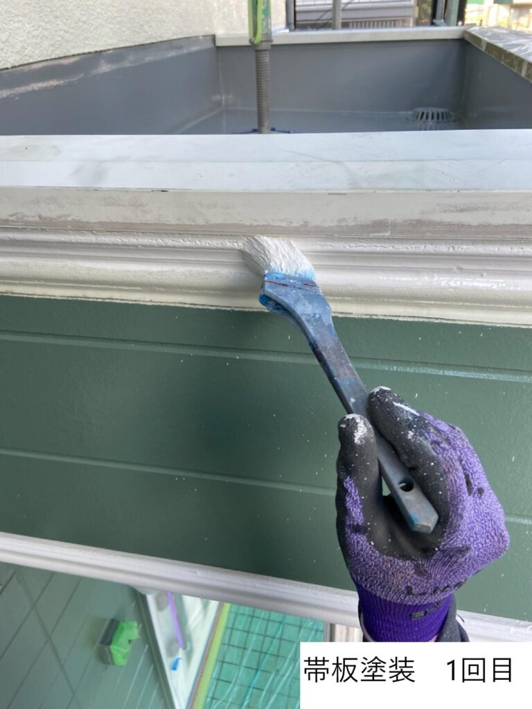 帯板塗装です。帯板は、お家の色分けする場合の境目的な役割や美観を目的とした化粧材の役割があります。